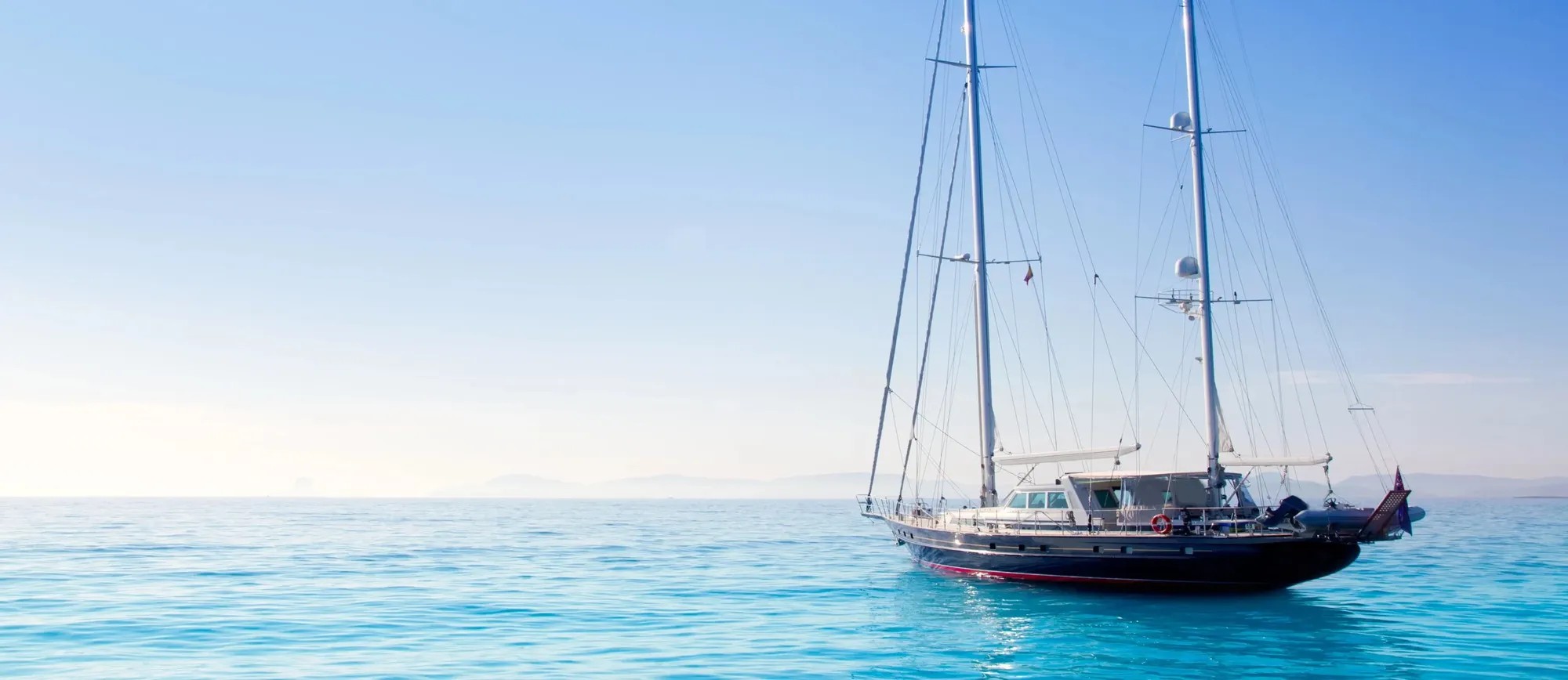 Barco de vela en el mar